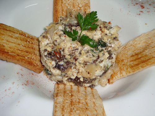 La Plaza Revuelto de callo de bacalao y morcilla de burgos con pimientos de padrón